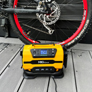 MBG Line® 845 PRO – Compressore multifunzione 12V/230V con display LCD, torcia LED, spegnimento automatico e borsa da trasporto