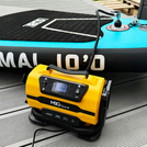 MBG Line® 845 PRO – Compressore multifunzione 12V/230V con display LCD, torcia LED, spegnimento automatico e borsa da trasporto